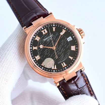 CF新品發佈會，寶璣-Breguet
航海MARINE航海系列5517款腕表，航海天文鐘的起源作品，“時計本是兵家利器”說的就是這款腕表，鐘錶界的巨作。工廠全面抄寫原裝數據，98%還原殼型字面，彰顯原裝優雅硬朗的氣質，原裝同款777A自動機械機芯，鐫刻獨立編號與寶璣先生簽名。直徑40毫米。正反均為藍寶石防刮玻璃，旋入式防水錶冠。實測防水深度100米。搭配飾有太陽放射紋錶盤，配裝進口鰐魚皮錶帶，以零頭的價格給您帶來原裝超值體驗。