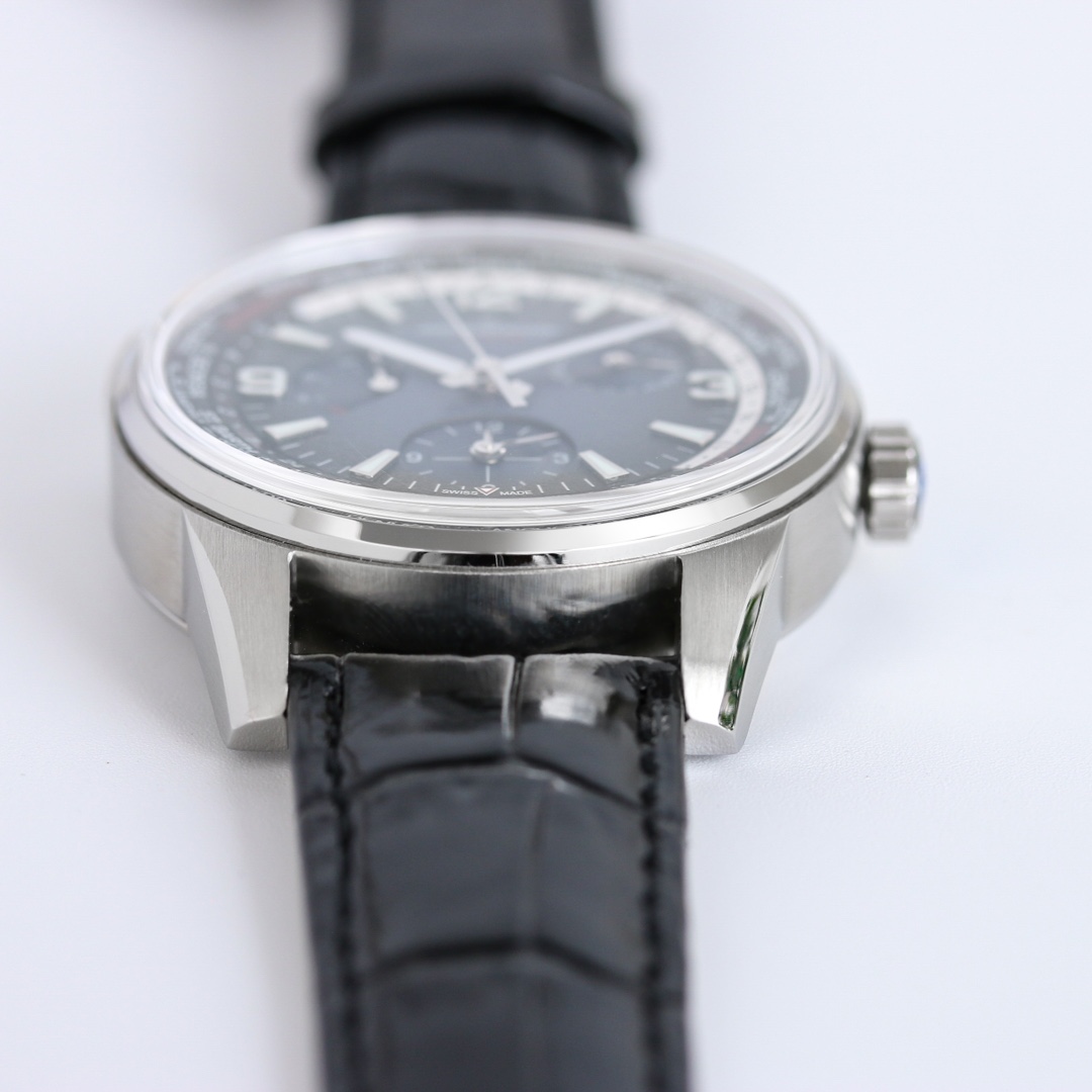 積家 北宸系列 Geographic WT“全球限量版”地理學家世界時腕表採用藍黑漸變色與全黑色錶盤 腕表的凸緣顯示全球24個時區 成為行動派男士旅行期間的可靠搭檔  佩戴者可透過10時位置的表冠設定 尺寸43mm表殼 316L鋼殼 搭配拱“鍋蓋”鏡面 採用亞洲機芯復刻版：936A/1自動上鏈 技術無與倫比 城市名部分以乳白色為基底 2時位置的日曆顯示 6時位置的第二時區顯示和10時位置的動力儲存顯示副錶盤飾以太陽放射狀飾紋 進口牛皮 升級版原裝折疊扣 精緻推薦男士多功能機械腕表