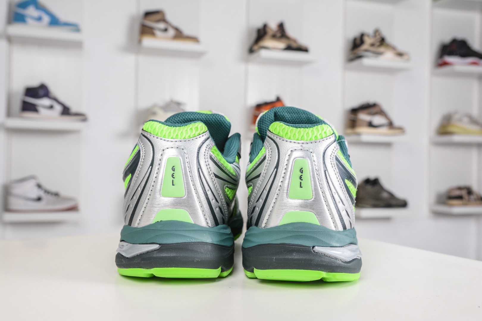 Asics Gel-Sekiran 亞瑟士 時尚舒適復古休閒運動跑步鞋
貨號：1203A954 300
尺碼:36 37 37.5 38 39 39.5 40.5 41 42 42.5 43.5 44 45