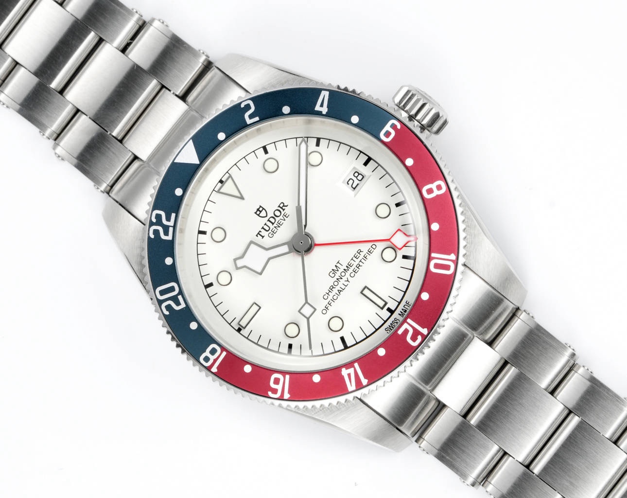 帝舵碧灣系列之格林尼治型腕表。以傳統設計融合格林尼治“可樂圈”經典，成就此復古運動的腕上佳品。
 1：完美還原41mm直徑的啞光拉絲外殼，斜邊經由拋光潤飾，不刮手，極致實現原版硬朗流暢的線條。可雙向旋轉的“紅藍可樂圈”採用陽極氧化鋁所制（材質對應原版）！
2：鏡面採用藍寶石水晶玻璃，還原正品復古懷舊的鍋蓋造型
3：此次升級錶帶表扣，微拉扣設計，同步原裝的“鉚釘”不鏽鋼錶帶，打磨精細，採用實心鏈節，兩側鏈節以鉚釘頭連接，呈現獨特的階梯形結構，錶帶邊緣及表扣圓潤不鋒利，佩戴便捷，上手舒適
