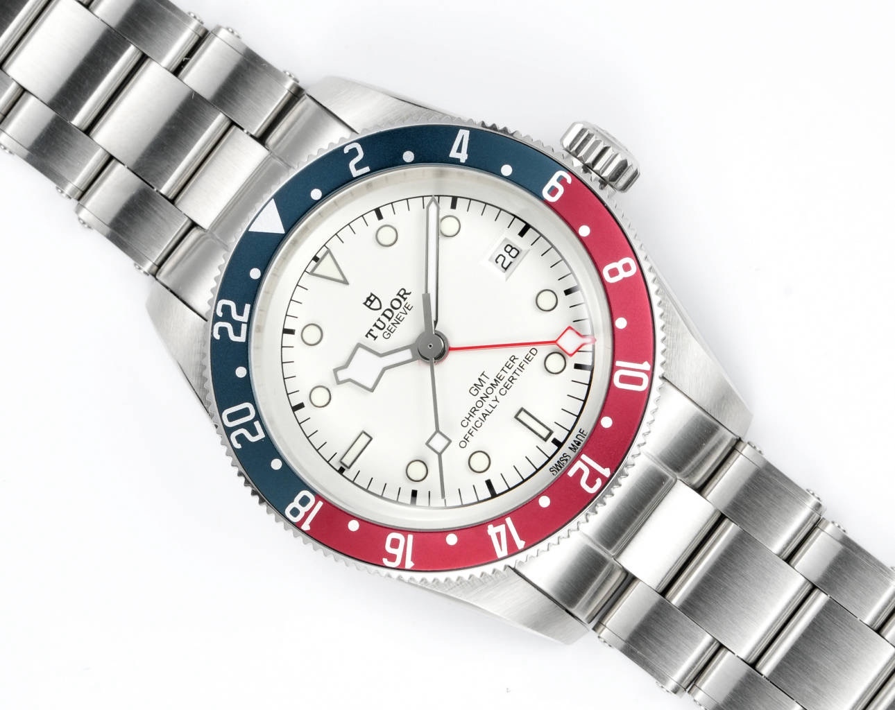 帝舵碧灣系列之格林尼治型腕表。以傳統設計融合格林尼治“可樂圈”經典，成就此復古運動的腕上佳品。
 1：完美還原41mm直徑的啞光拉絲外殼，斜邊經由拋光潤飾，不刮手，極致實現原版硬朗流暢的線條。可雙向旋轉的“紅藍可樂圈”採用陽極氧化鋁所制（材質對應原版）！
2：鏡面採用藍寶石水晶玻璃，還原正品復古懷舊的鍋蓋造型
3：此次升級錶帶表扣，微拉扣設計，同步原裝的“鉚釘”不鏽鋼錶帶，打磨精細，採用實心鏈節，兩側鏈節以鉚釘頭連接，呈現獨特的階梯形結構，錶帶邊緣及表扣圓潤不鋒利，佩戴便捷，上手舒適
