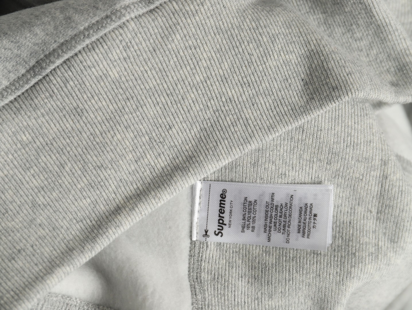 Supreme FW24 WEEK17 Box Logo Hooded Sweatshirt 胸前徽標刺繡logo口袋連帽衛衣帽衫
面料460克 高克重 面布質感強 韌性好 衣服收針處都有打套結（起到加固 久穿不變形 市面普通版本是沒有的哦） 歡迎對比 品質保證
F 尺碼：S M L XL