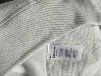 Supreme FW24 WEEK17 Box Logo Hooded Sweatshirt 胸前徽標刺繡logo口袋連帽衛衣帽衫
面料460克 高克重 面布質感強 韌性好 衣服收針處都有打套結（起到加固 久穿不變形 市面普通版本是沒有的哦） 歡迎對比 品質保證
F 尺碼：S M L XL