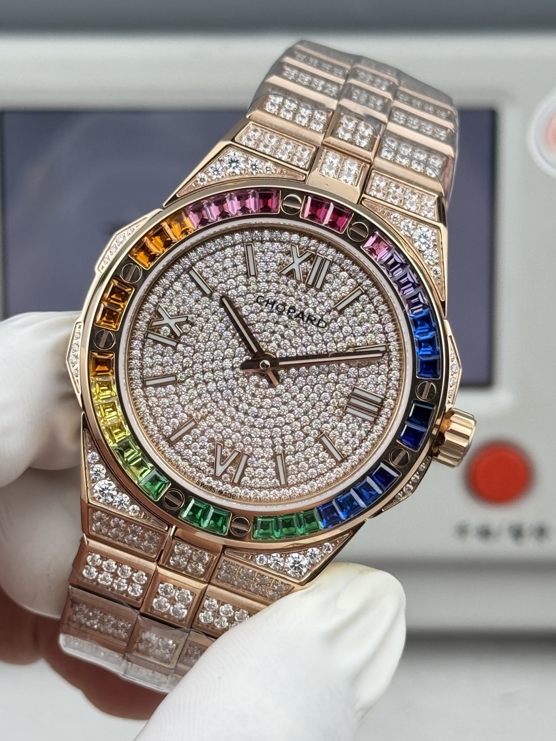 luFactory 獨家力作👍
蕭邦AlpineEagle雪山傲翼系列
🌈彩T鑽🌟變色龍🦎滿天星✨限量款及隱藏款首推
如炬目光，比擬暗夜星芒⛰️於山川湖海間🌊洞見紳士願景與磅礡未來👔
尺寸：原裝一致41mmX9.7mm
機芯：9015改Chopard 01.01-c
錶鏈：獨家原版開模金磚型鏈節一體式錶鏈
岩石紋錶盤，鍍銠羅馬數字，時針及分針時標均覆以Super-LumiNova® X1級螢光塗層
致獻當代“雄鷹”，志存高遠之人在日常生活中超邁群倫，其視野啓迪人心、昇華情志。憑借遠見和