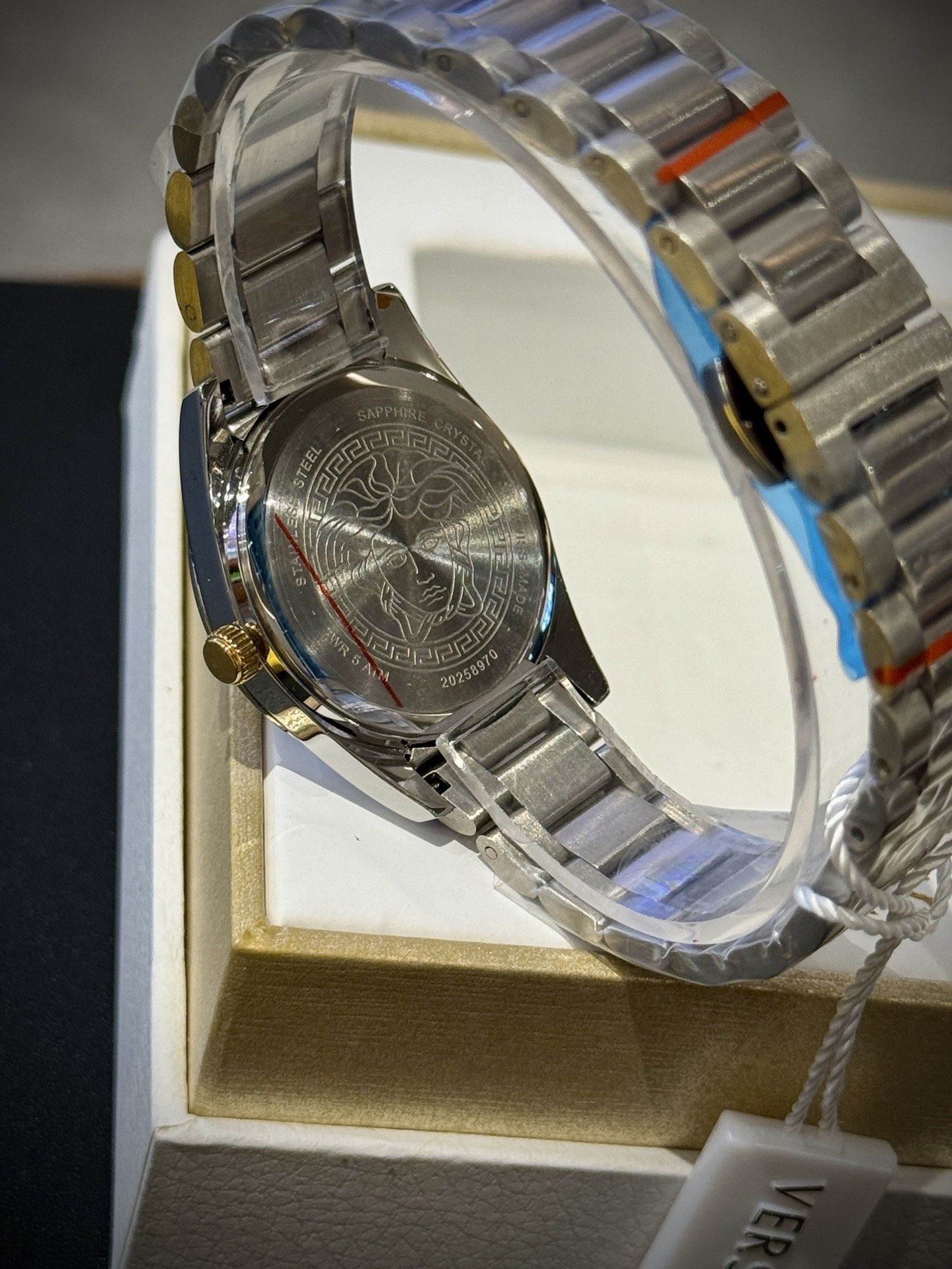 Versace範思哲石英手錶，VERSACE MILLENYIUM  LADY系列，採用希臘回紋元素錶盤，12時位飾有美杜莎頭像展現範思哲經典圖案魅力，錶鏈印刻希臘回紋搭配雙按蝴蝶扣設計，兼具時尚與舒適，錶盤男款40mm 女款32mm 30米生活防水，進口石英機芯

立即搶購👉