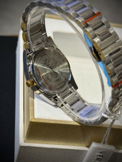 Versace範思哲石英手錶，VERSACE MILLENYIUM  LADY系列，採用希臘回紋元素錶盤，12時位飾有美杜莎頭像展現範思哲經典圖案魅力，錶鏈印刻希臘回紋搭配雙按蝴蝶扣設計，兼具時尚與舒適，錶盤男款40mm 女款32mm 30米生活防水，進口石英機芯

立即搶購👉