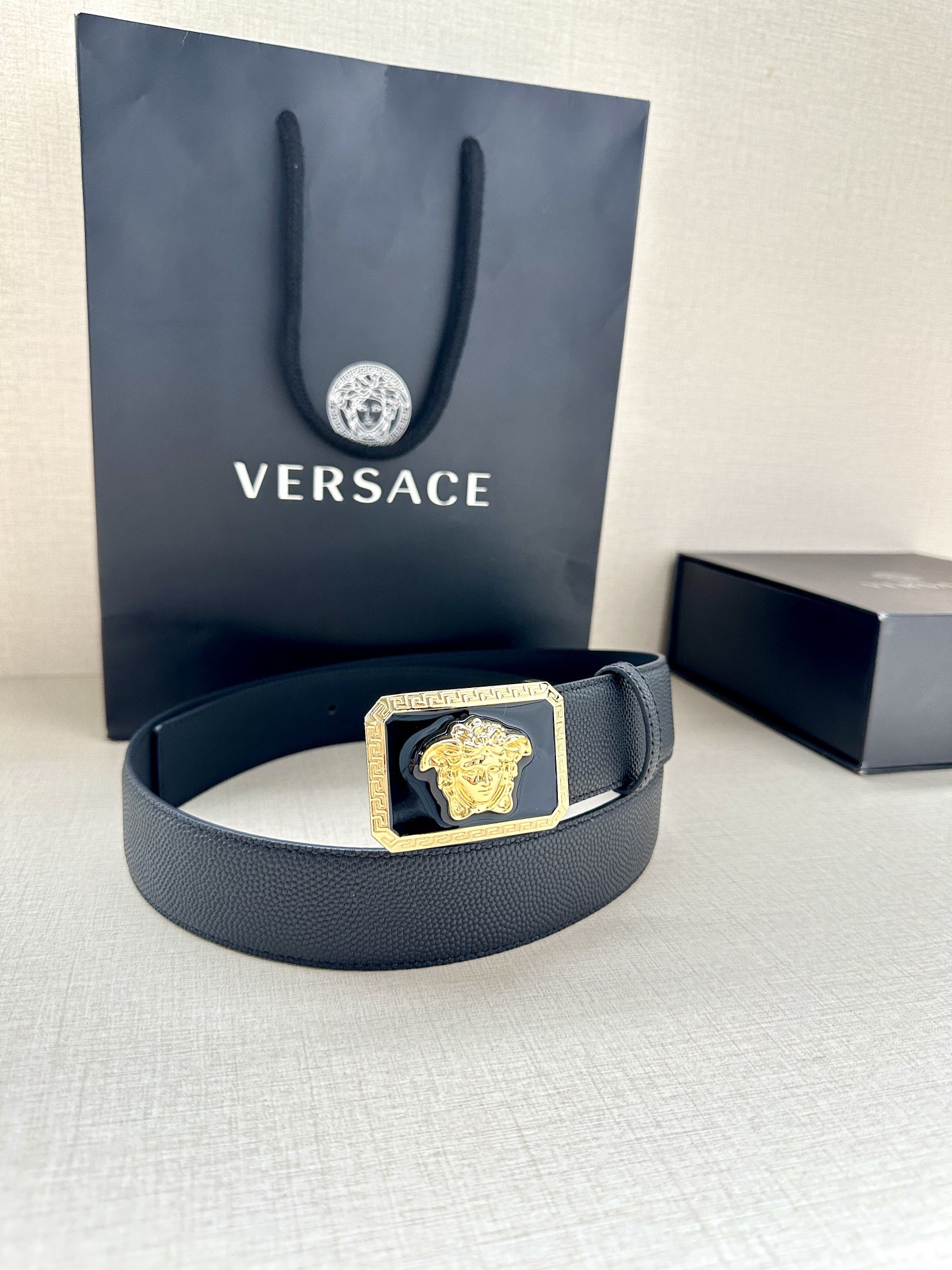 寬度4.0cm VERSACE （範思哲）此款柔軟的皮帶飾3D美杜莎腰帶扣，可搭配正裝或休閒牛仔裝。