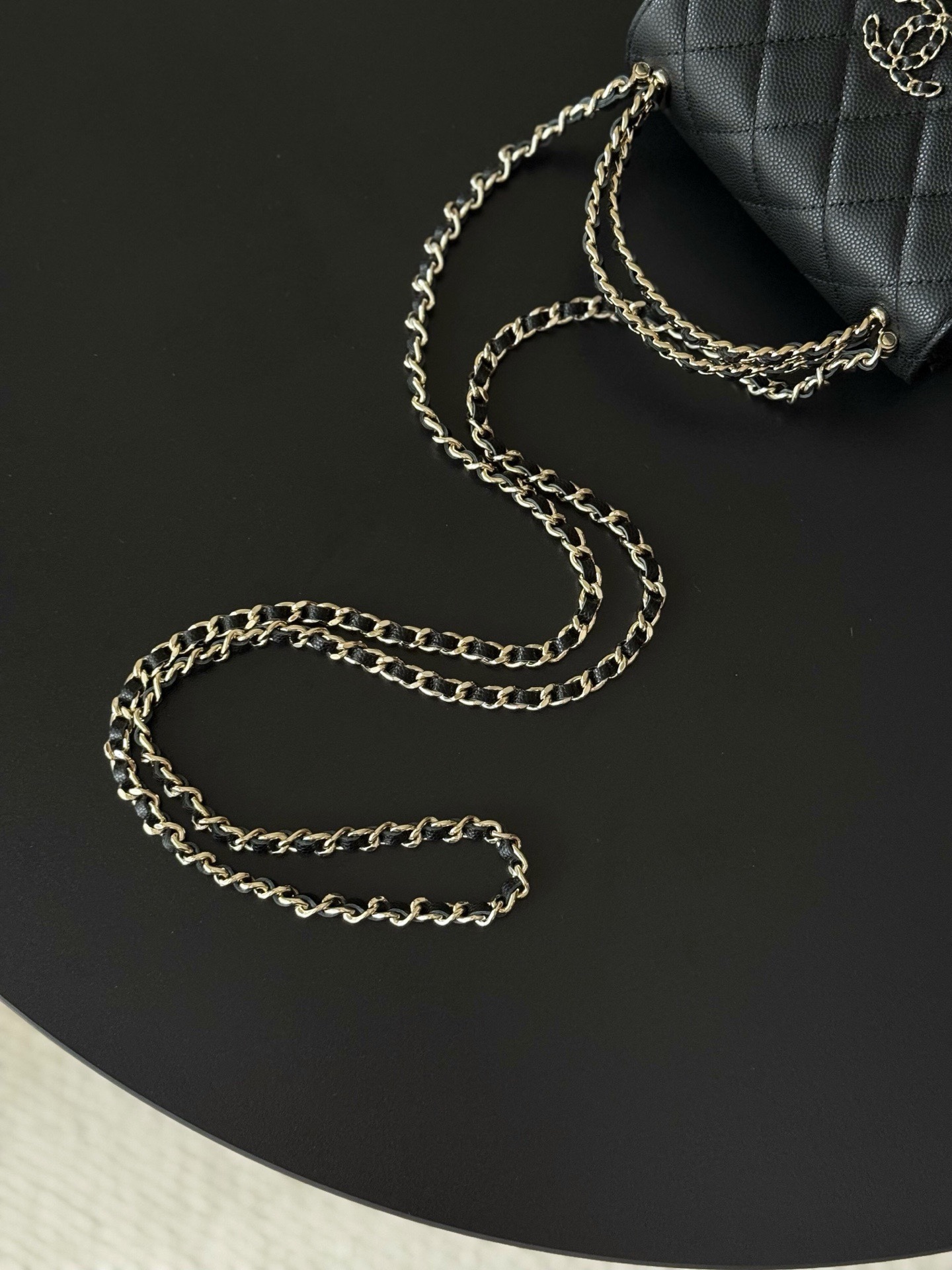 Chanel 25S 新款本季 最火的小球牛皮Kelly 手柄包
這顆絕對是黑馬
第一眼看到就深深愛上💕
顏值不必說 直接閉眼入不會錯
很好打理 也是百搭型
實現了單背斜挎腋下背手拎的效果📷
簡直就是福音〰️
很精緻 值得珍藏🔝

五金：全鋼18K淺金
皮料：獨家Haas小牛皮
尺寸：𝟏𝟒.𝟓*𝟏𝟏.𝟓*𝟓.𝟓 𝚌𝚖
型號：AS3237