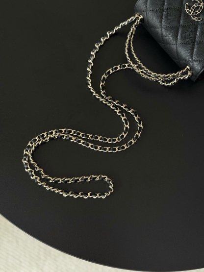 Chanel 25S 新款本季 最火的小球牛皮Kelly 手柄包
這顆絕對是黑馬
第一眼看到就深深愛上💕
顏值不必說 直接閉眼入不會錯
很好打理 也是百搭型
實現了單背斜挎腋下背手拎的效果📷
簡直就是福音〰️
很精緻 值得珍藏🔝

五金：全鋼18K淺金
皮料：獨家Haas小牛皮
尺寸：𝟏𝟒.𝟓*𝟏𝟏.𝟓*𝟓.𝟓 𝚌𝚖
型號：AS3237