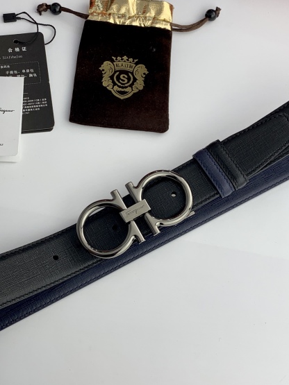 〖F家〗這款皮帶採用雙面小牛皮，搭配純銅八字扣，打造高雅考究的造型。寬3.5cm，長度可調節，達到量身定制般的修身效果。