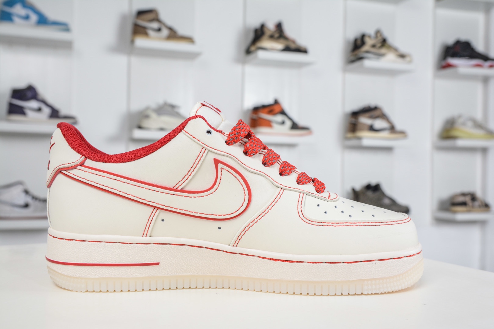 NIke Air Force 1 '07 Low 白紅兔八哥 
貨號：SM6668 132
Size: 36 36.5 37.5 38 38.5 39 40 40.5 41 42 42.5 43 44 44.5 45