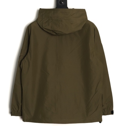 Stone Island/石頭島 24ss 手臂刺繡羅盤衝鋒衣外套
石頭島春季最熱單品 超級吸睛的一款衝鋒衣外套 一眼就能愛上 採用梭織防風防水面料 手感細膩順滑 寬松連帽的版型  水洗標一應俱全 細節滿滿的一款衝鋒衣 大廠代工 品質可靠 

-略帶復古感的機能衝鋒衣 城市徒步 戶外穿行都很出挑 男女都可以駕馭的一款潮流單品 
Color：黑色
A Size：S-XXL