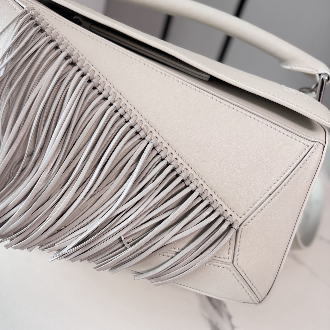 L⊚℮w℮🌟新款🆕小號經典牛皮革Fringe Puzzle手袋
Puzzle 以別具一格的幾何線條勾勒長方體造型*此小號版本採用經典牛皮革製成，搭配手工打結流蘇裝飾。手袋為新春系列作品。小號Puzzle可以容納例如一隻大號錢包，所有尺寸的手機和太陽鏡，肩背或斜挎*手拿或頂部提手攜帶*肩帶可調節，可拆卸*一個內部插袋和一個外部後方拉鍊口袋*拉鍊開合帶牛皮革拉鍊頭*人字紋棉質帆布襯里Anagram 壓紋🌟
size:24*10.5*16CM
型號：062611（配全套包裝）