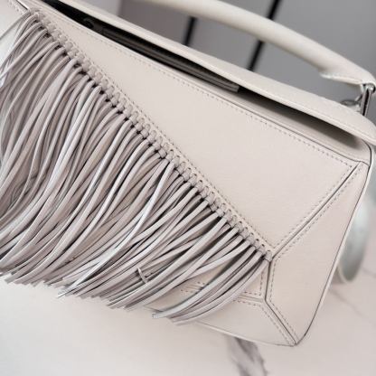 L⊚℮w℮🌟新款🆕小號經典牛皮革Fringe Puzzle手袋
Puzzle 以別具一格的幾何線條勾勒長方體造型*此小號版本採用經典牛皮革製成，搭配手工打結流蘇裝飾。手袋為新春系列作品。小號Puzzle可以容納例如一隻大號錢包，所有尺寸的手機和太陽鏡，肩背或斜挎*手拿或頂部提手攜帶*肩帶可調節，可拆卸*一個內部插袋和一個外部後方拉鍊口袋*拉鍊開合帶牛皮革拉鍊頭*人字紋棉質帆布襯里Anagram 壓紋🌟
size:24*10.5*16CM
型號：062611（配全套包裝）