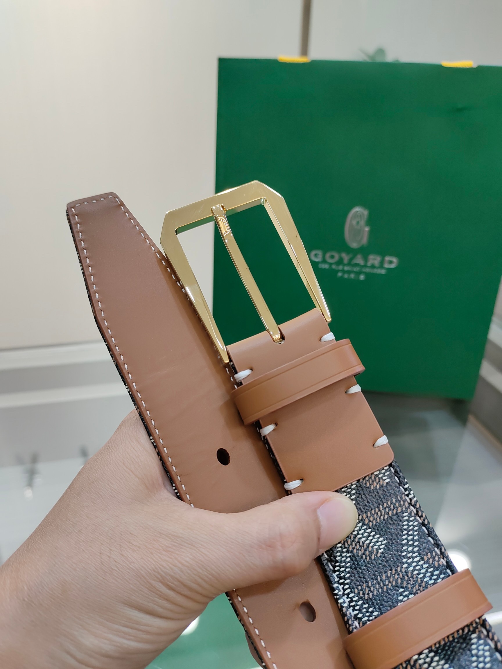 
Goyard(戈雅)腰帶源於法國奢侈品牌，設計風格簡約低調，腰帶身有標誌性帆布搭配進口頭層牛皮，腰帶扣採用簡約精品鋼扣，延續品牌的低調奢華，帶身寬度3.4CM，適用商務休閒日常佩戴。