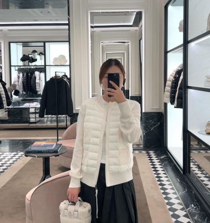 Moncler/蒙口 四口袋針織拼接羽絨外套
這款開衫是換季時期的理想之選，在天氣較溫暖時可作為外套穿著。拉鍊款式，採用舒適的美利奴羊毛面料製成，正面和衣領填充羽絨，更添溫暖。·採用美利奴羊毛製成·Longue saison村裡·尼龍正面填充羽絨·圓領·拉鍊開合 貼袋
A Size:S-XL