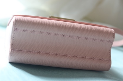 [玫瑰]最新款[玫瑰][玫瑰] 原版品質【獨家實拍 款號:50506/M11723/M11724/M11725 】
 本款 Twist 中號手袋擁有 Epi 皮革的考究肌理，搭配牛皮革內襯和光滑牛皮革飾邊。琺 Monogram 花卉懸掛於纖細鏈條，可拆卸並調節的肩帶實現肩背和斜挎選擇。17 x 9.5 x 23釐米(高 x 寬 x 長度)