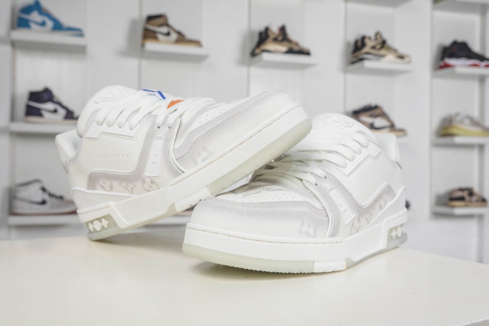 Louis Vuitton Trainer 系列板鞋 
Size：36 37 38 39 40 41 42 43 44 45 (偏大一碼）