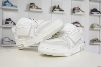 Louis Vuitton Trainer 系列板鞋 
Size：36 37 38 39 40 41 42 43 44 45 (偏大一碼）
