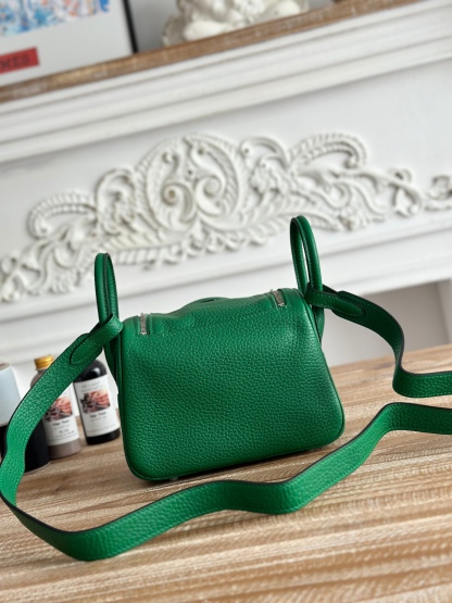 琳迪lindy 19cm	
Tc皮 蜜蠟線半手工縫製
lindy19保留了琳迪包所有細節的完整設計，側口袋、拉鍊等全部都是經典的設計√
這只小可愛暴擊了多少人的少女心