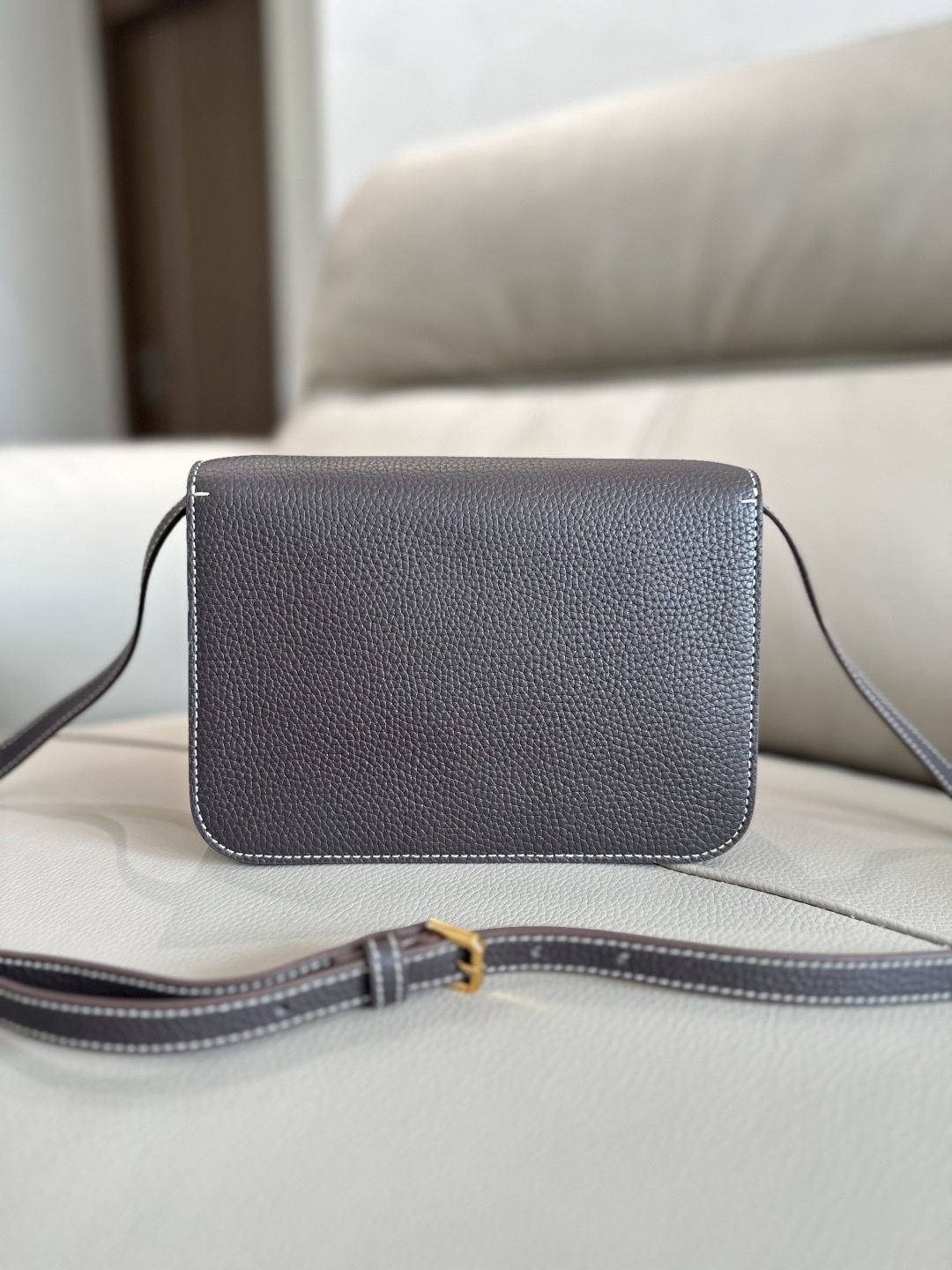 0  B家最新版型立挺的「TB 專屬標識鎖扣包」，選用意大利鞣制粒紋皮革打造，搭配緝明線設計，鎖扣裝飾 Thomas Burberry 靈感專屬標識，可肩背、斜背或打造手拿包造型。
21 x 6 x 16cm❤️型號3311