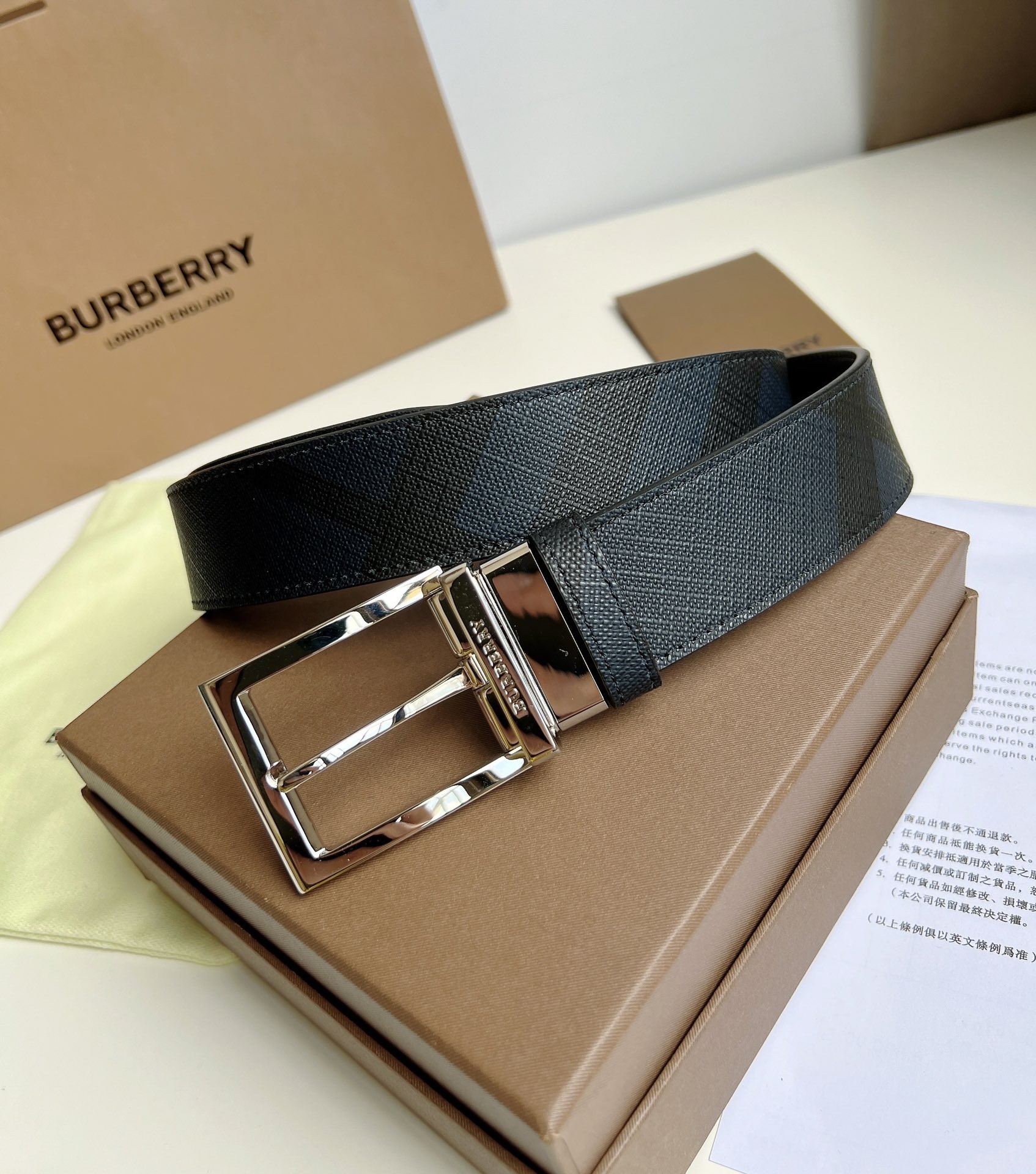 Burberry  專櫃同步 雙面兩用的意大利制腰帶   選用皮革與專屬標識印花環保帆布製作  腰帶配有精美的專屬標識造型飾牌搭扣  寬:3.5cm  精緻優雅  簡單大方.