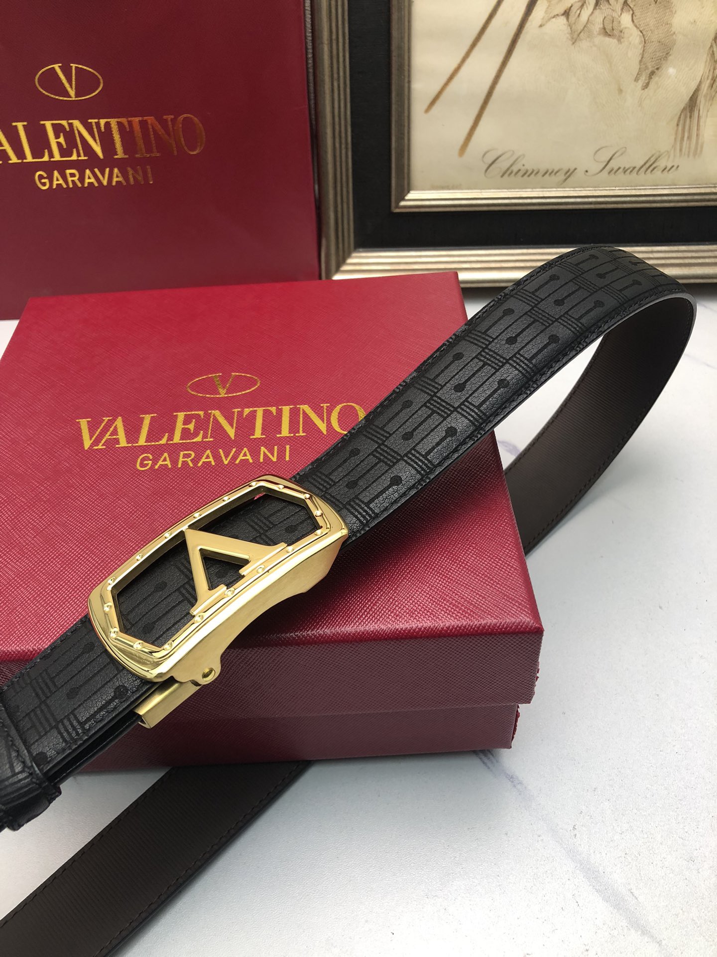 華倫天奴：原單頭層牛皮燙印花紋面，內襯頭層小牛皮底，搭配原單自動扣，可裁剪的自動帶，此款腰帶面雙採用意大利原定廠制進口牛皮帶身 ，對專版櫃足寬3.5