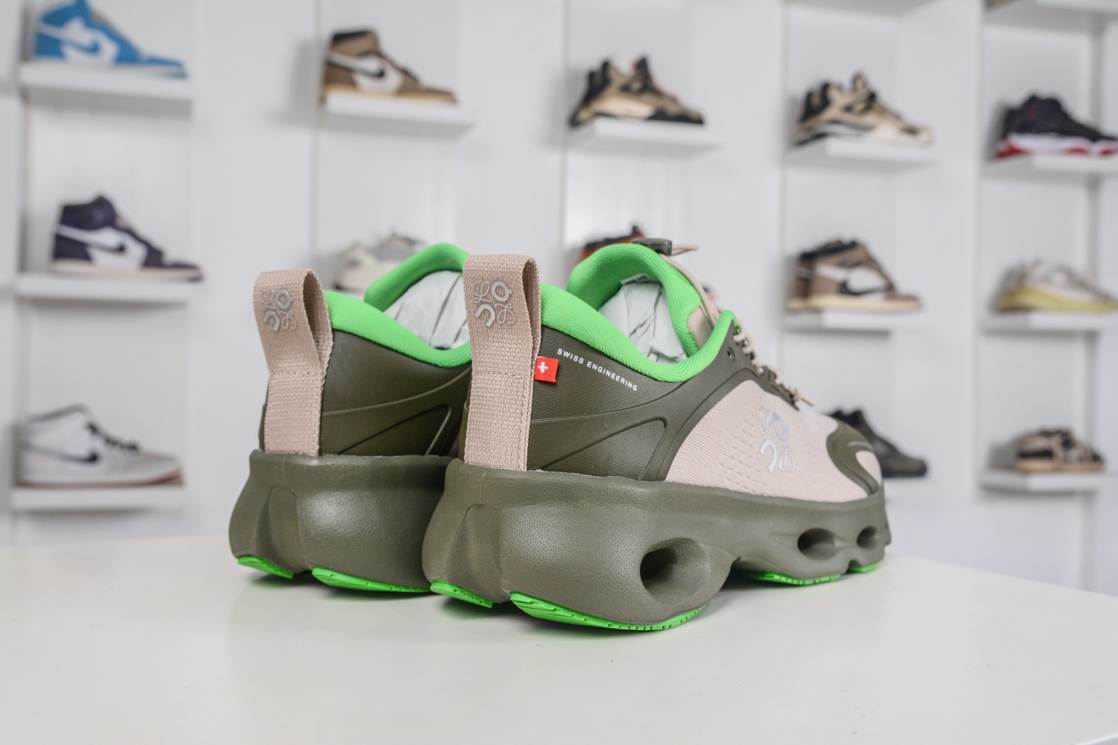 LOEWE羅意威 x ON昂跑 聯名款 Cloudsolo 
貨號: 3MF30664724
尺碼：36 36.5 37 37.5 38 38.5 39 40 40.5 41 42 42.5 43 44 44.5 45 46（真半碼）