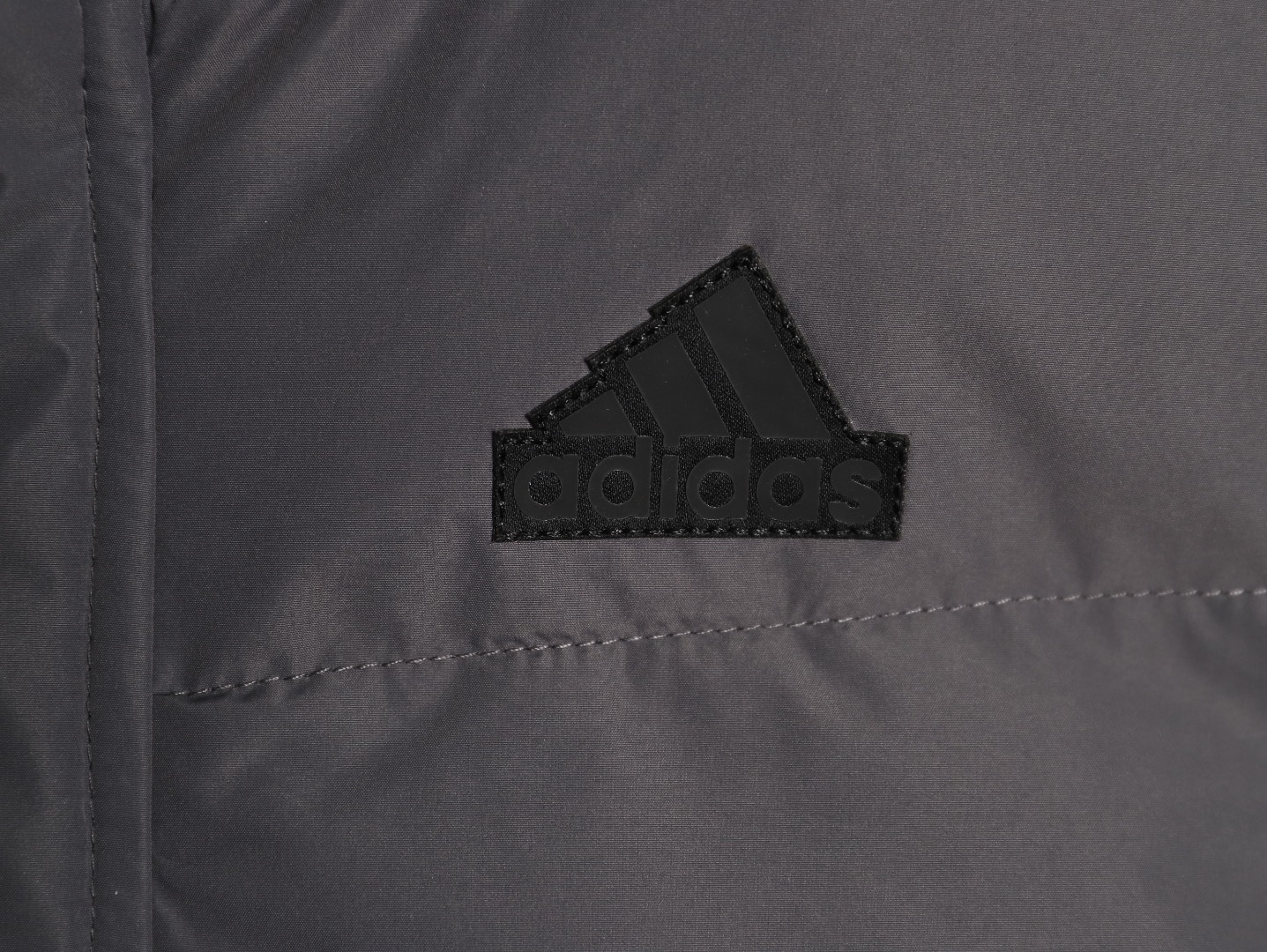 Adidas 阿迪達斯 三條槓保暖專櫃長款落肩款羽絨服
明星同款阿迪羽絨服 adidas 休閒舒適保暖長款羽絨服 男女同款  面料採用原版定制防水防靜電布料 內里採用尼龍雙層封禁設計 過膝長款設計超級保暖 分區填充300克標準80白鴨絨 蓬松度超好 輕便不厚重 拉鍊帶有定制logo 袖子側邊經典三條槓 內里配備口袋 胸前刺繡硅膠小標 清晰立體又飽滿 袖口鬆緊設計更加防風保暖 下擺按扣設計可隨意調節 方便戶外行動 寬松的版型不挑人 穿上就是行走的棉被 絲毫不懼寒冬 
L SIZE:S-XL