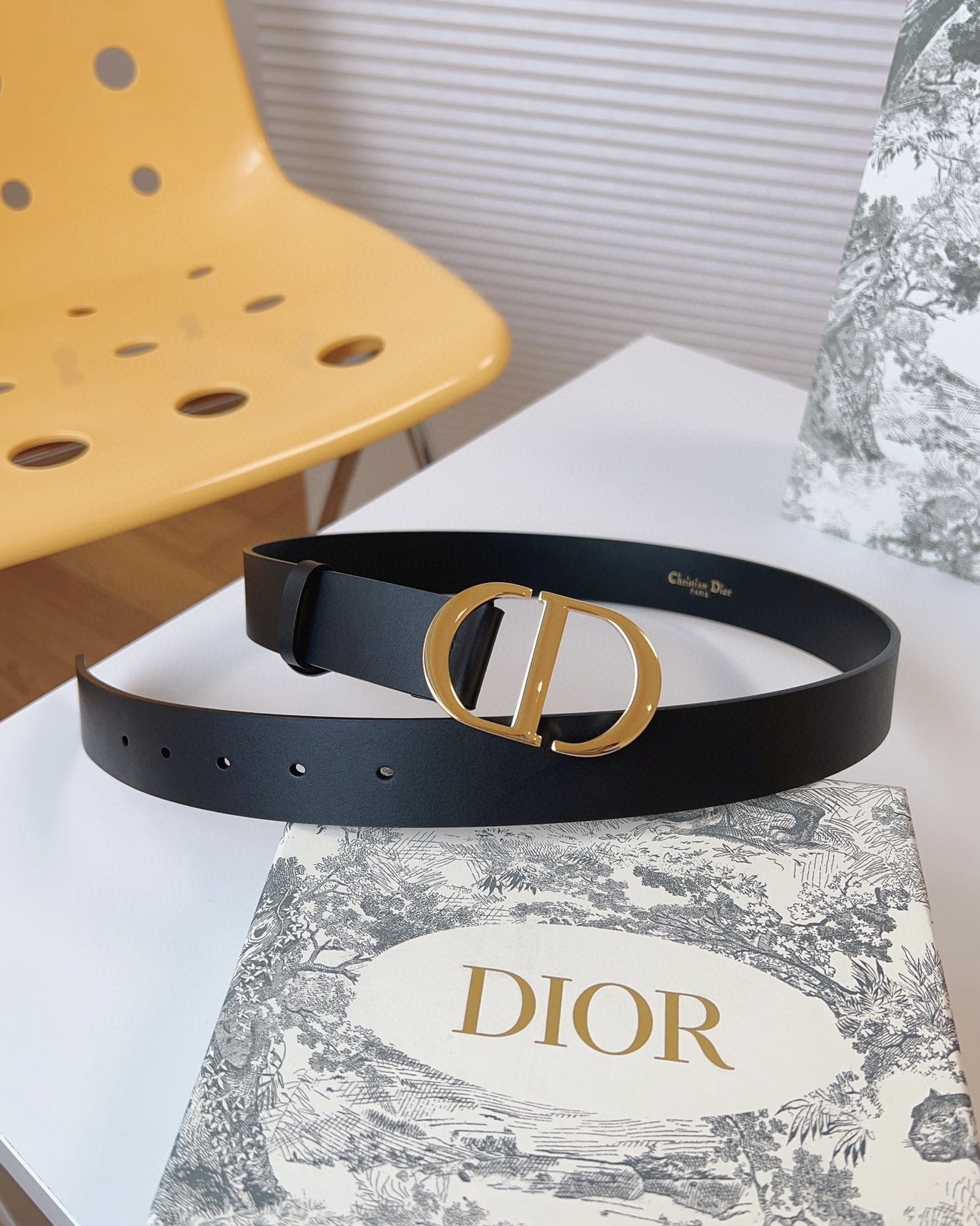 迪奧 腰帶採用復古金色飾面金屬 CD 扣，款式修長，與半身裙、長褲或連衣裙搭配更顯身形。皮帶寬度：3.0cm