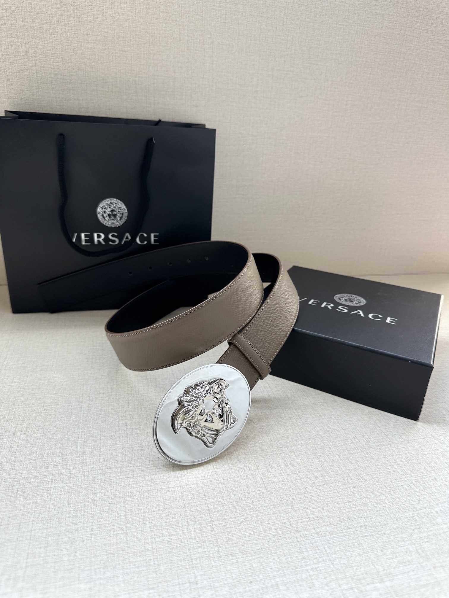 寬度：4.0cm （範思哲） 此款橢圓五金配件、腰帶飾有標誌性的Versace美杜莎頭像扣，彰顯品牌格調。是一款精美的衣櫥必備單品。