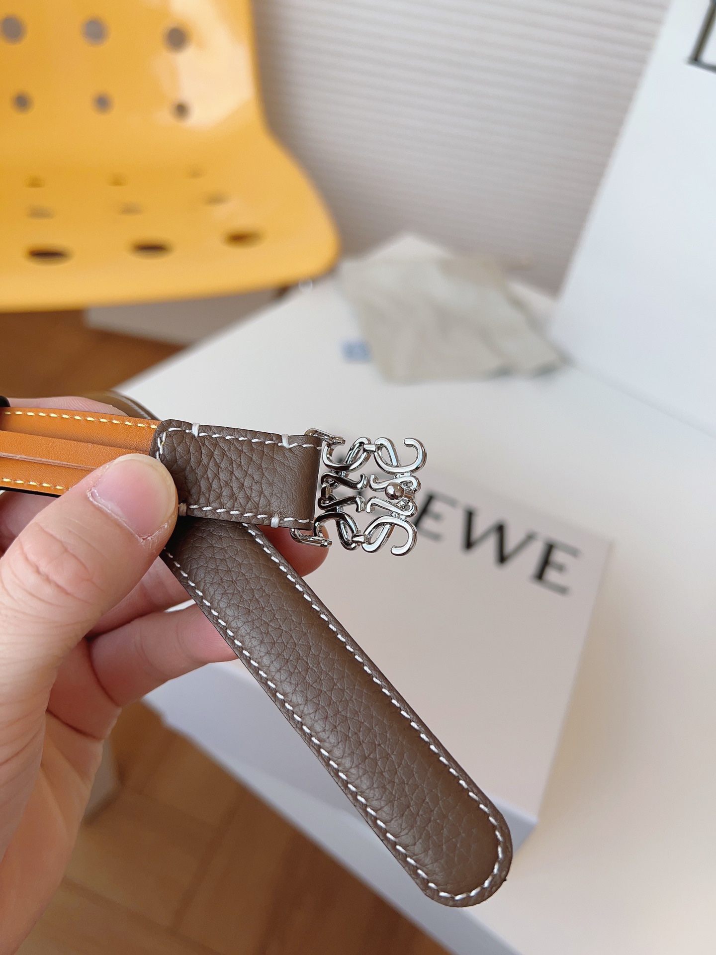 
Loewe 羅意威 經典粒面小牛皮，極簡風格的搭配，腰帶早已不是勒緊褲腰的工具，而是提升衣品，畫龍點睛的飾品；此款腰帶易搭配服飾。皮帶寬度：2.0cm