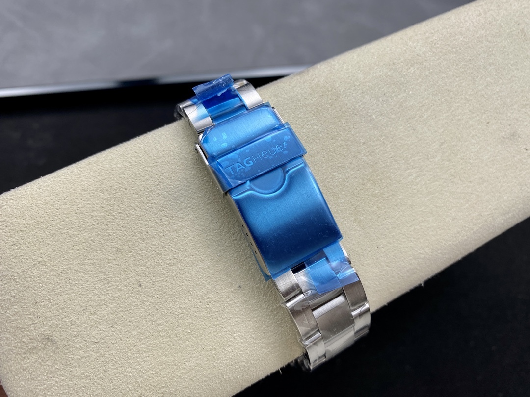 TAR年末巨獻——超級泰格豪雅系列腕表，正裝休閒兩不誤、小眾而不平庸、穩重而不失靈動，通勤的最佳首選腕表。全系均採用原裝數據打造、配件可以和原廠互換，頂級打磨 超強夜光 防水性能高達100米，超原單品質 誠意滿滿 並搭載原裝sw200機芯，歡迎品鑒！