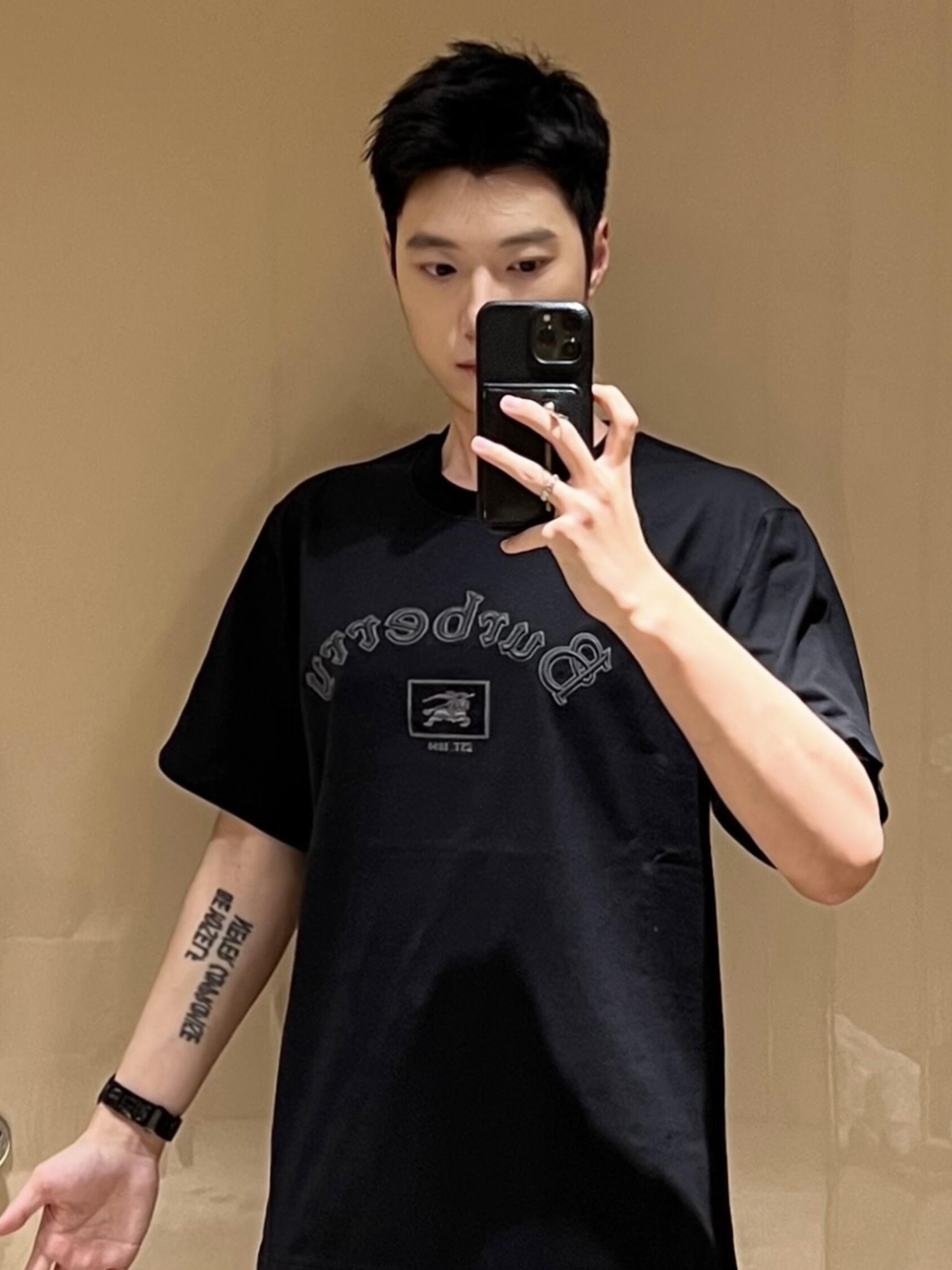 🔝BURBERRY巴寶莉BBR 哥特體刺繡短袖T恤
正品4550購入，100%洗後維斯棉235克，舒彈羅紋285克，進口刺繡，面料酵洗，定制1：1商標，寬松版型
B Size：S-XL