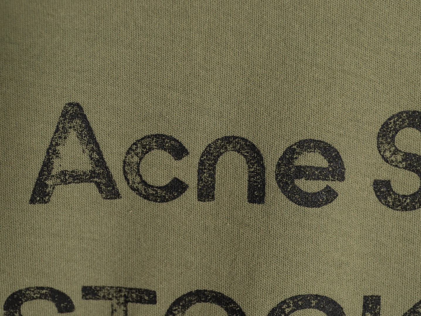 🔝Acne Studios 26SS 1996字母印花短袖T恤
面料是定制定染的32支220g原版雙紗棉，胚布經過高盂環保染色，裁大貨前還要進行高溫環縮水，降低縮水率的同時使得手感更柔軟舒適，印花方面必須五層膠漿，第一遍必須為進口打底漿，填平布料上極為細小的線洞，再由高溫床烤乾再劇頗色，採用油墨因熱平網印花，一共刷五層，每一層間隔為時間為30分鐘，才能保證出來的成品保持原版的質感，全套開發輔料
尺碼：S-XL
