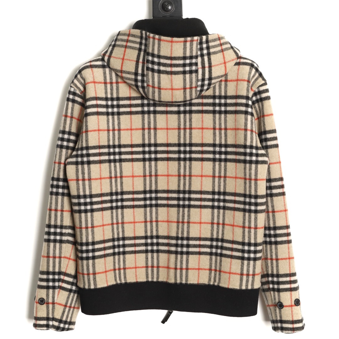 🔝BURBERRY巴寶莉BBR 雙面穿羊毛連帽外套
精選雙面羊毛斜紋面料，通過獨特的拉絨工藝處理，使表層呈現細膩豐盈的絨毛質感，觸感如雲朵般柔軟親膚，同時保留羊毛天然的保暖性與透氣性。一面以沈穩黑色演繹低調奢華，另一面則鋪滿標誌性的紅、黑、駝三色交織的經典圖案，既是品牌視覺符號，也為穿搭注入復古氣息。雙面可穿的設計，讓一件外套擁有兩種風格。
選用優質羊絨纖維進行精細紡紗，確保紗線的均勻性和強度。然後，通過先進的織造技術將紗線織成具有雙面效果的毛呢面料。
面料在裁剪前會經過預縮處理