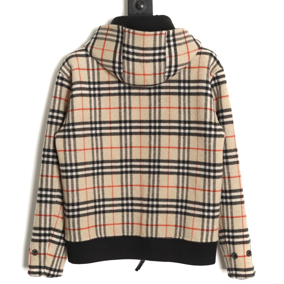 🔝BURBERRY巴寶莉BBR 雙面穿羊毛連帽外套
精選雙面羊毛斜紋面料，通過獨特的拉絨工藝處理，使表層呈現細膩豐盈的絨毛質感，觸感如雲朵般柔軟親膚，同時保留羊毛天然的保暖性與透氣性。一面以沈穩黑色演繹低調奢華，另一面則鋪滿標誌性的紅、黑、駝三色交織的經典圖案，既是品牌視覺符號，也為穿搭注入復古氣息。雙面可穿的設計，讓一件外套擁有兩種風格。
選用優質羊絨纖維進行精細紡紗，確保紗線的均勻性和強度。然後，通過先進的織造技術將紗線織成具有雙面效果的毛呢面料。
面料在裁剪前會經過預縮處理
