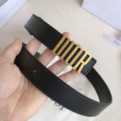 迪奧 女款腰帶，寬：3.0cm ，帶身雙面採用原版皮製作，與包包同系列 配仿古銅金屬扣頭，時尚俏皮，女神必備.