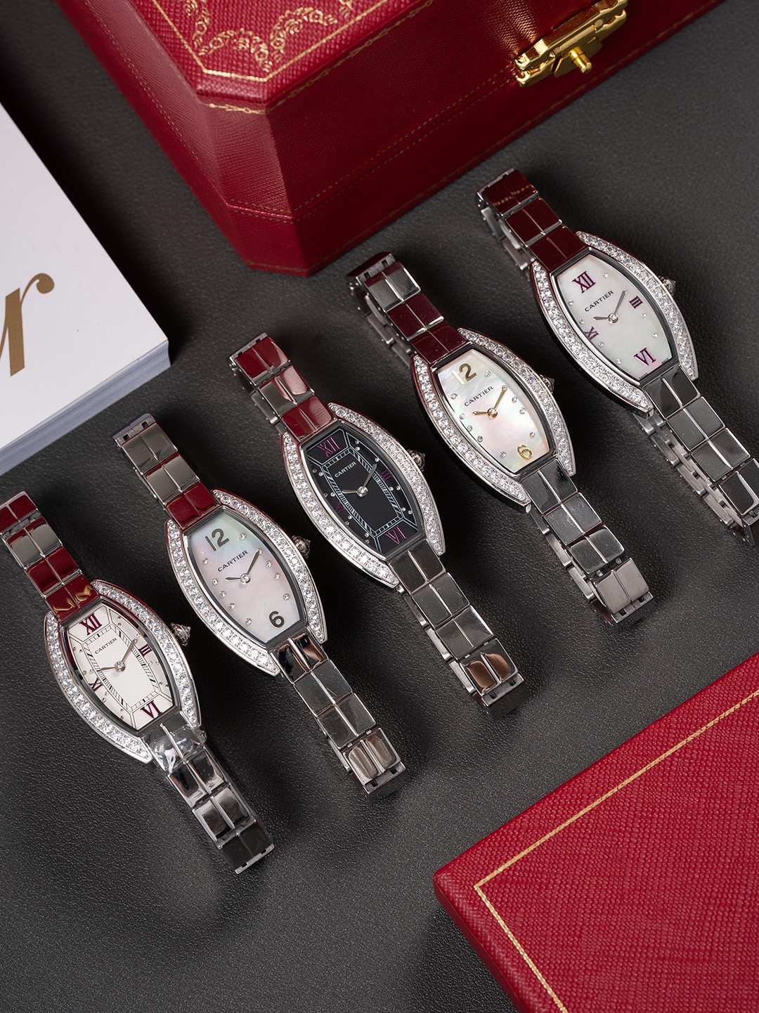 全面升級版到貨，金銀同價🔺卡地亞🔻Cartier酒桶奢華腕表,引領風格,超越時代,設計與精湛的非凡工藝,倍受各界潮流高貴的青睞,該腕表採用手鍊以及腕表兩種不同藝術風格完美融合！盡顯柔美優雅魅力，成為卡地亞典範之作！迷你表款，升級精裝C1Ct163進口瑞士石英機芯。精鋼表殼和錶鏈。表冠鑲嵌一顆白色合成尖晶石。鍍銀錶盤，劍形藍鋼指針！尺寸：23mmX30mm，升級內容如下，機芯精簡版C1Ct163正式面世