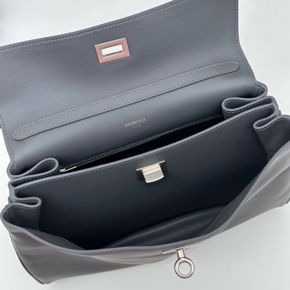 巴黎世家𝗕𝗮𝗹𝗲𝗻𝗰𝗶𝗮𝗴𝗮 💚💚出貨了！
款號：789779
尺寸：28.9×20×9.9cm