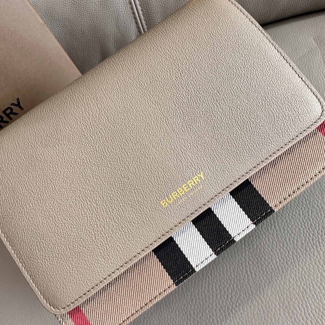 B家最新格紋挎包配上寬肩帶 💕肩帶長短可以自動調節，單肩斜挎包手拿，隨心所欲 
進口小牛皮拼帆布格紋實用性超絕，日常通勤、逛街出行，所需物品都能輕鬆裝下 尺寸24x17x9型號0251