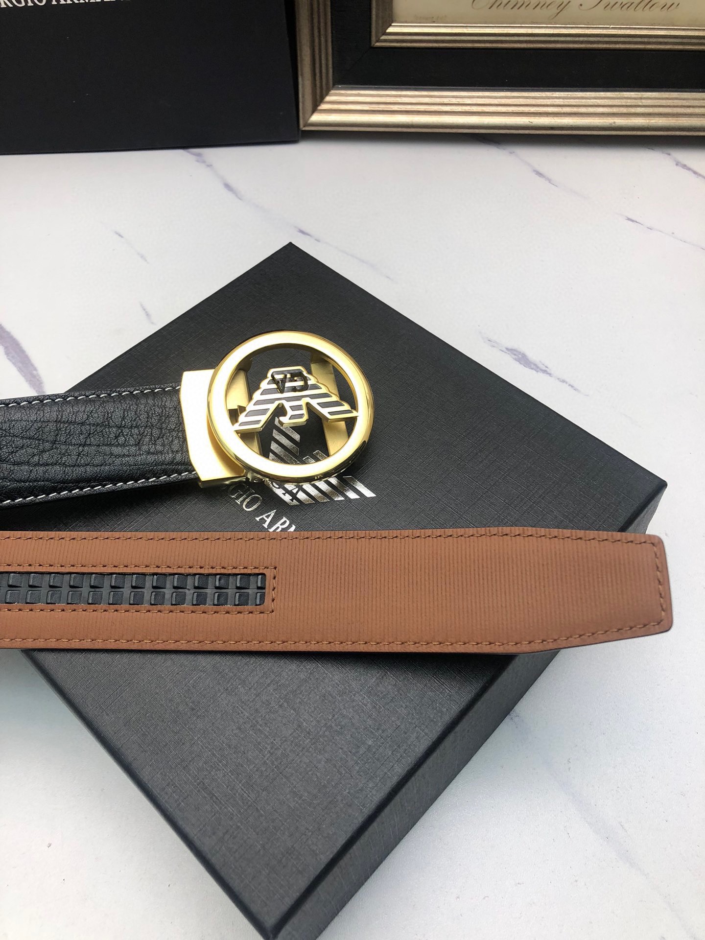 阿曼妮：原單頭層牛皮大象皮紋面，內襯頭層小牛皮底，搭配原單自動扣，可裁剪的自動帶，此款腰帶面雙採用意大利原定廠制進口牛皮帶身 ，對專版櫃足寬3.5