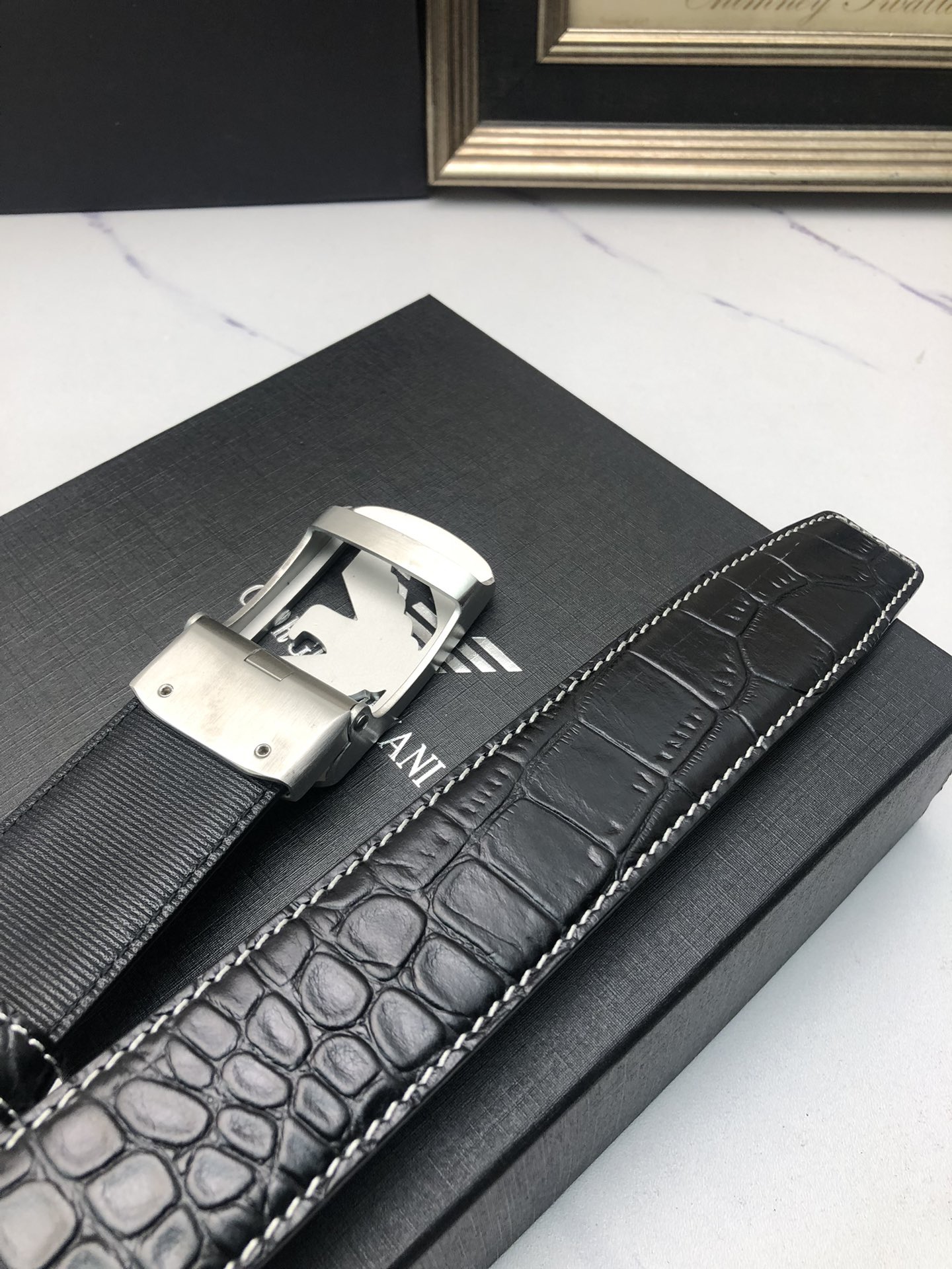 阿曼妮：原單頭層牛皮鰐魚紋面，內襯頭層小牛皮底，搭配原單自動扣，可裁剪的自動帶，此款腰帶面雙採用意大利原定廠制進口牛皮帶身 ，對專版櫃足寬3.5
