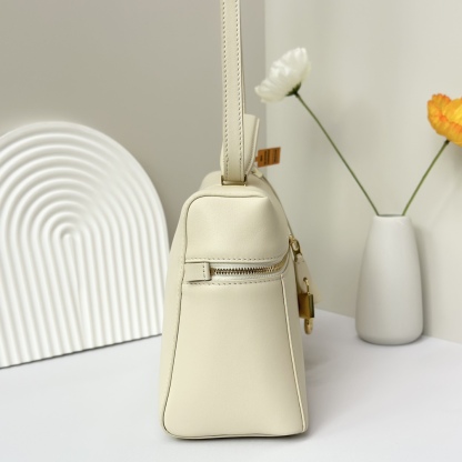 𝓛𝓸𝓻𝓸 𝓟𝓲𝓪𝓷𝓪 諾悠翩雅
𝑬𝒙𝒕𝒓𝒂 𝑩𝒂𝒈 𝑳𝟐𝟕 
寬開口加大容量斜挎包，包型設計更立體更有型，包身採用進口原廠小牛皮，手感柔軟而獨特，包包內部結構多了內袋。雙向加長拉鍊開合，配有My Charms金色金屬掛飾（LP特級純鋼五金配件）
size：27*16*10釐米
配全套專櫃禮盒包裝🎁