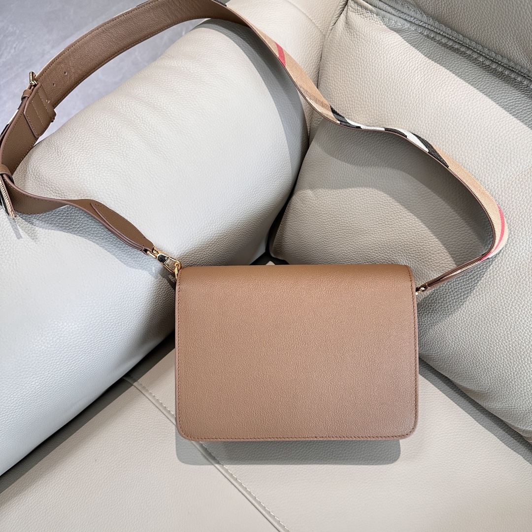 B家最新格紋挎包配上寬肩帶 💕肩帶長短可以自動調節，單肩斜挎包手拿，隨心所欲 
進口小牛皮拼帆布格紋實用性超絕，日常通勤、逛街出行，所需物品都能輕鬆裝下 尺寸24x17x9型號0251