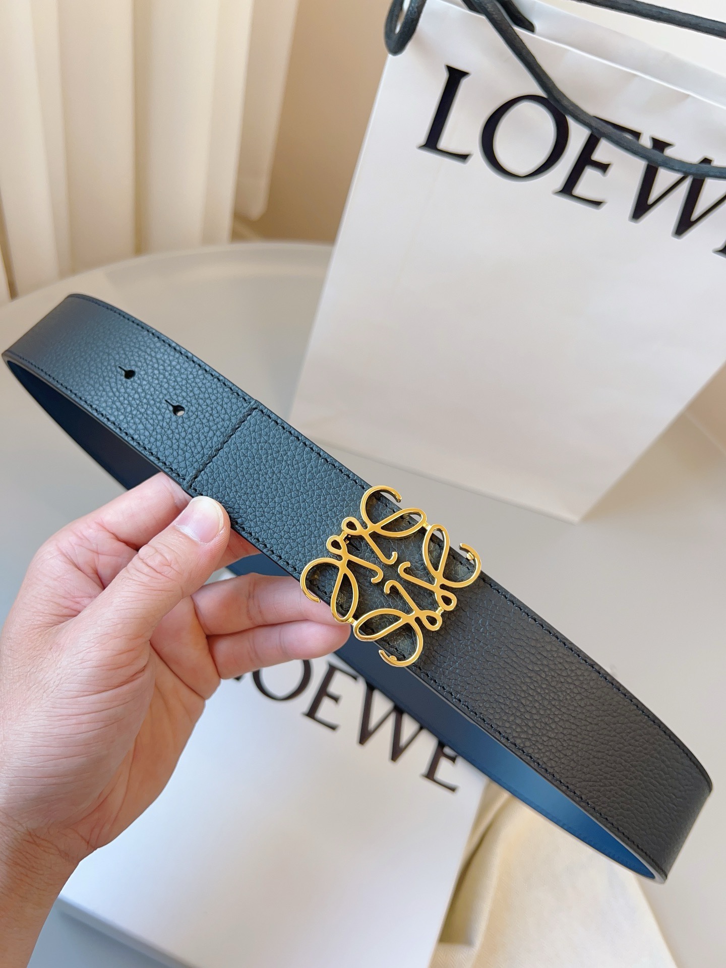 羅意威LoEWE 4.0cm正反兩穿腰帶，選用壓紋牛皮革製成，反復Anagram圖案