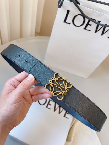 羅意威LoEWE 4.0cm正反兩穿腰帶，選用壓紋牛皮革製成，反復Anagram圖案