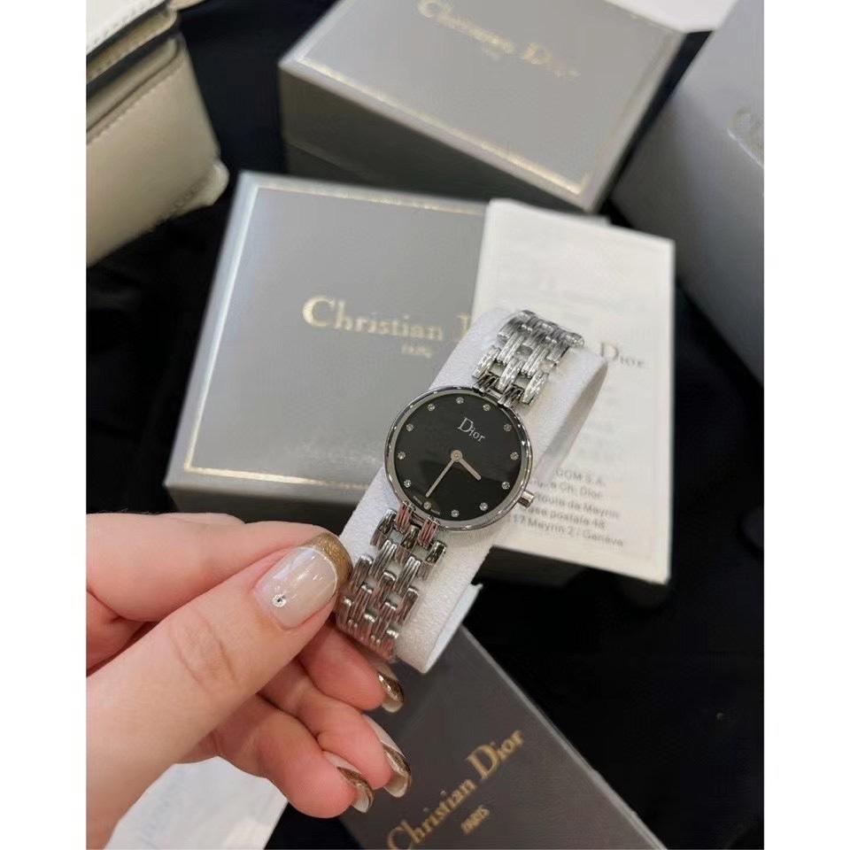 Dior vintage中古腕表
❣️原單 復古的魅力，絕對的經典！
❗️原包裝盒➕全套說明書/卡片
‼️2.6cm錶盤，完美尺寸，適合女性化的搭配風格～
無邊表鏡設計，錶盤纖薄有弧度，最具價值與收藏的中古.