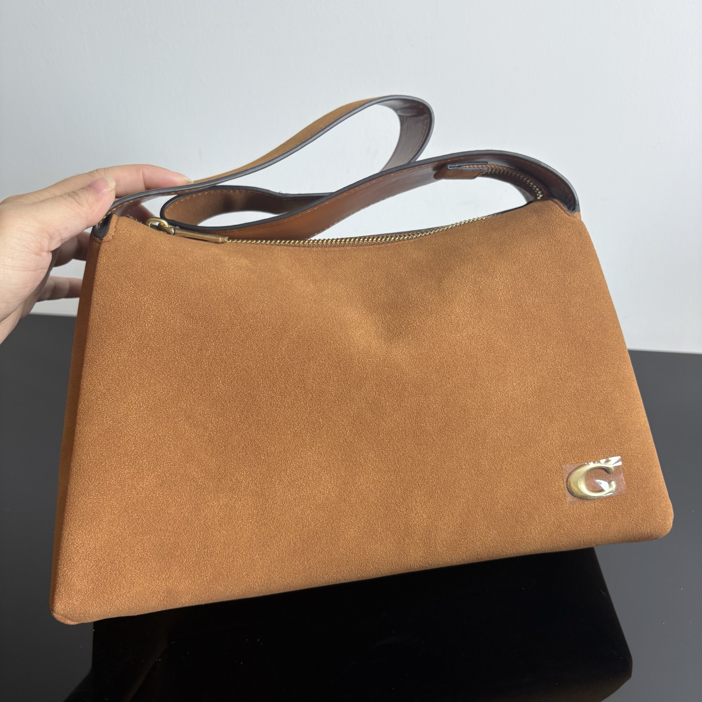 
新款hobo腋下包：CCC45荔枝紋黑色 灰色 酒紅
          CCC48鹿皮棕色 CCC48鹿皮墨綠
作為腋下包超級鬆弛下垂的風格，秋冬單品 容量超大還帶了一個磁扣的暗袋，出行遊玩或通勤都特別實用的一款。

尺寸：10*18*29。