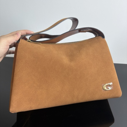 
新款hobo腋下包：CCC45荔枝紋黑色 灰色 酒紅
          CCC48鹿皮棕色 CCC48鹿皮墨綠
作為腋下包超級鬆弛下垂的風格，秋冬單品 容量超大還帶了一個磁扣的暗袋，出行遊玩或通勤都特別實用的一款。

尺寸：10*18*29。